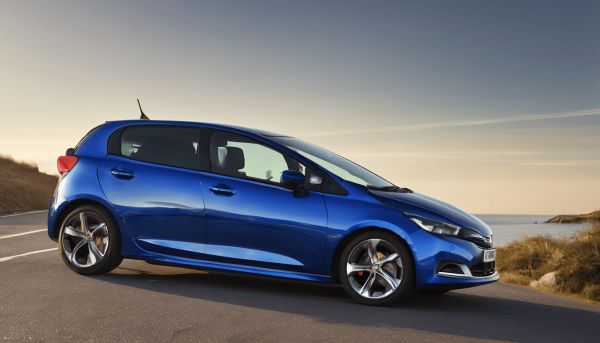 Décontracté sous le ciel: le charme du toit panoramique de la peugeot 208